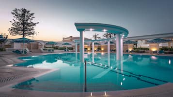 Piscine couverte, 2 piscines extérieures, parasols de plage