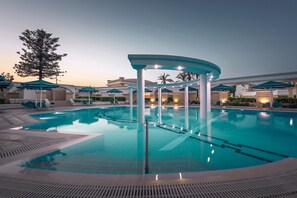 Innenpool, 2 Außenpools, Sonnenschirme, Liegestühle