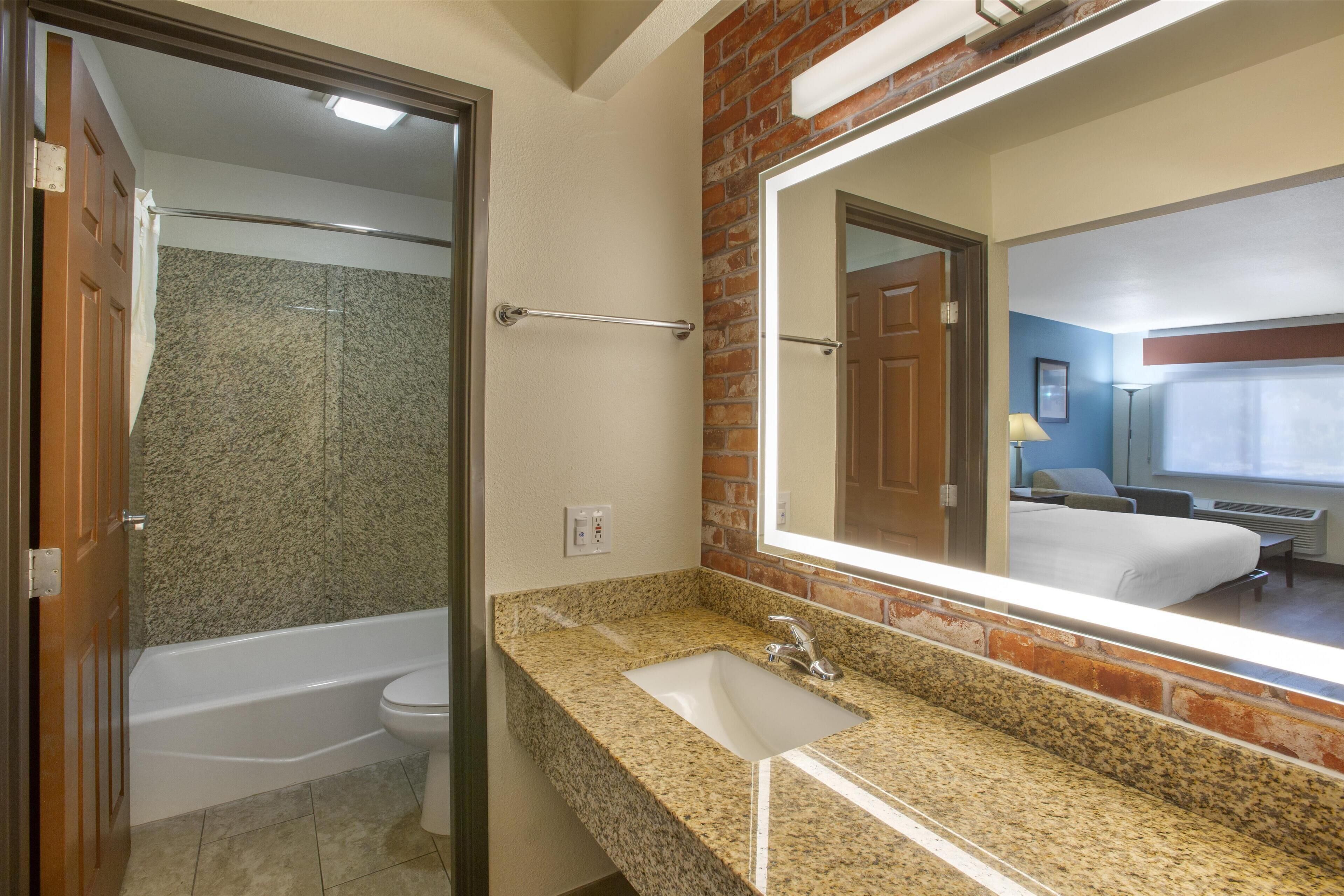 deep-soaking bathtub, hydromassage showerhead, free toiletries