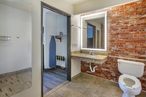 Standard Room, 1 King Bed, Accessible, Refrigerator & Microwave | Bathroom