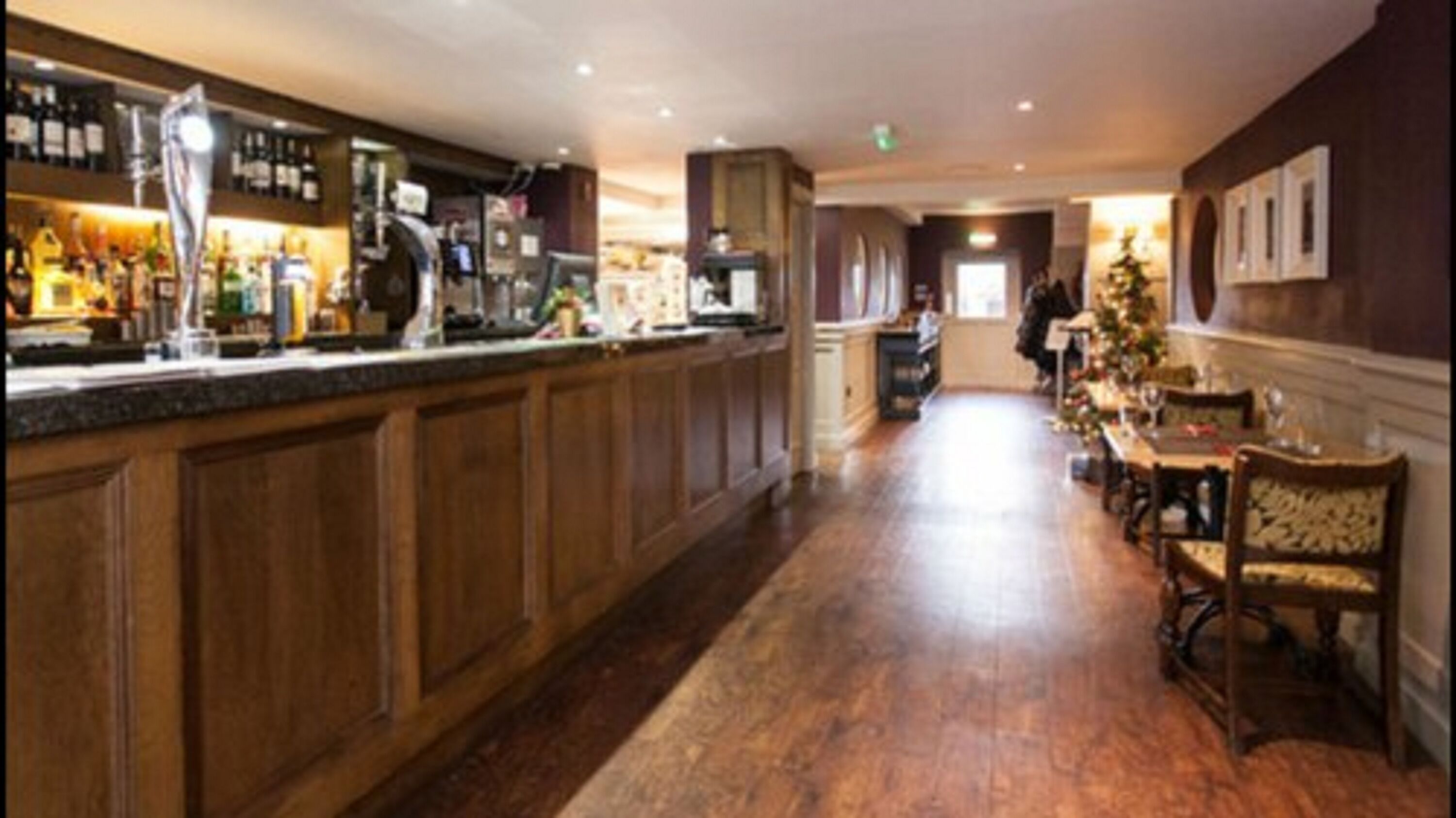 Serviert Mittagessen und Abendessen