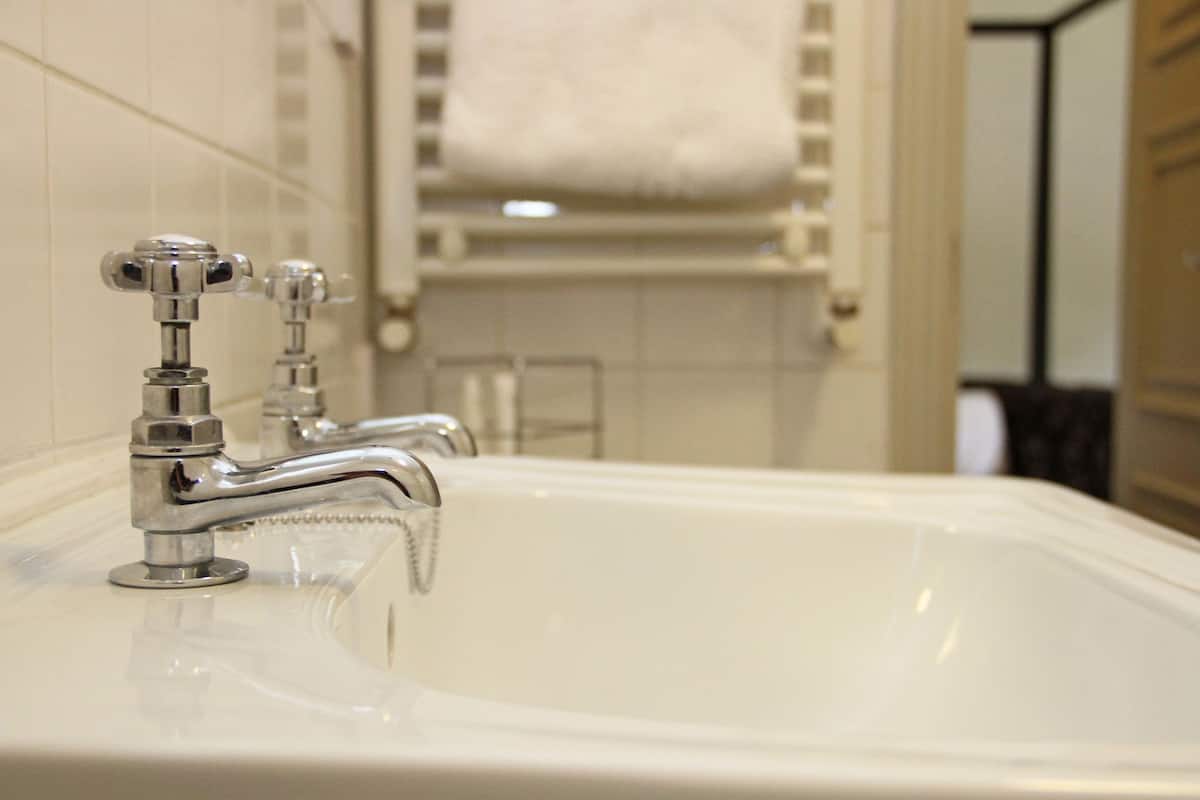 combined shower/bathtub, designer toiletries, hair dryer, towels