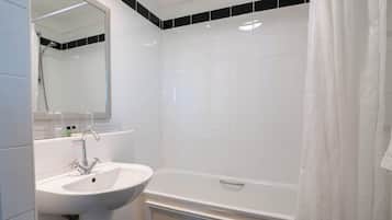Duschwanne, Designer-Toilettenartikel, Haartrockner, Handtücher
