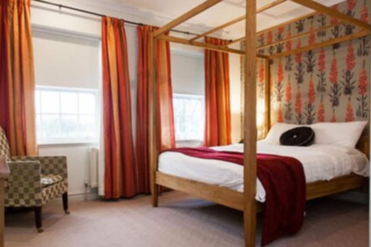 Desk, iron/ironing board, free WiFi, bed sheets