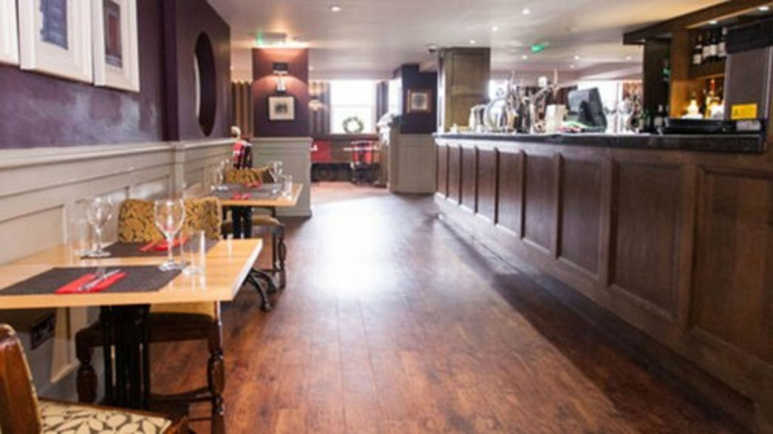 serves lunch and dinner