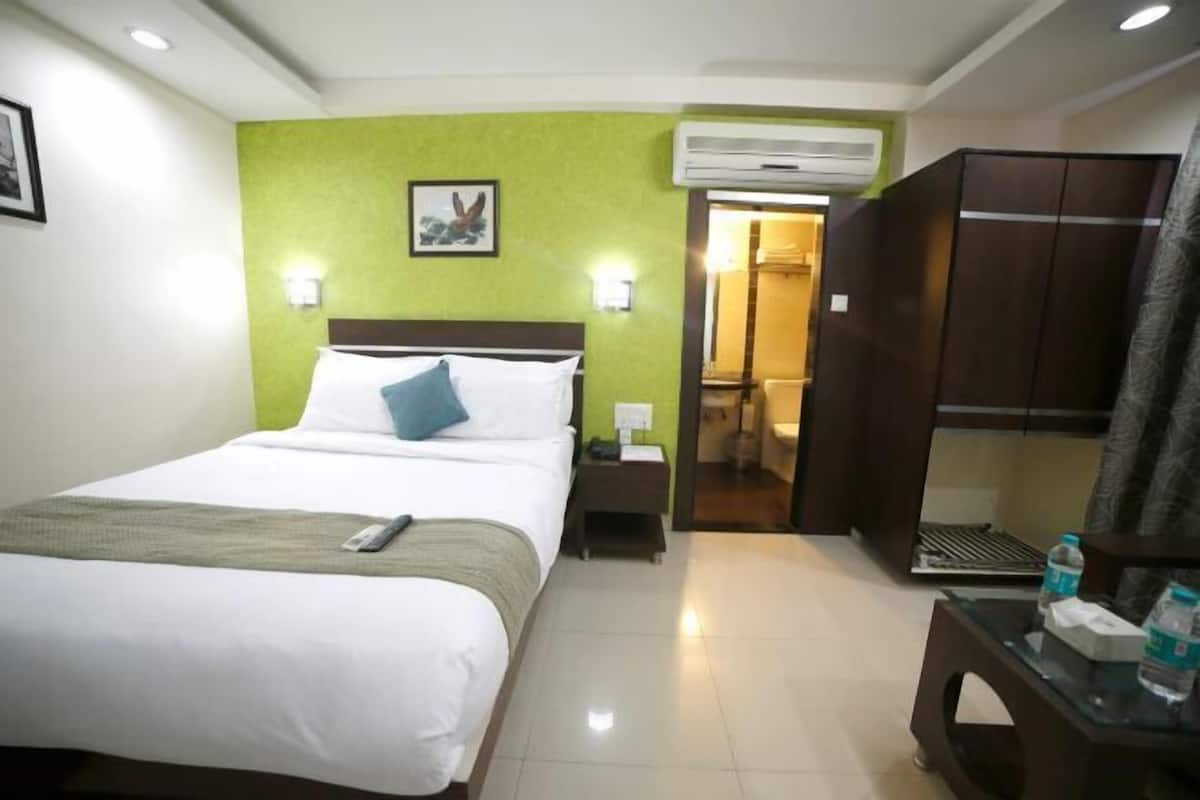Minibar, in-room safe, soundproofing, iron/ironing board