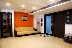 Minibar, in-room safe, soundproofing, iron/ironing board - Best Western Yuvraj (Surat)