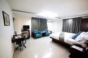 Minibar, in-room safe, soundproofing, iron/ironing board - Best Western Yuvraj (Surat)