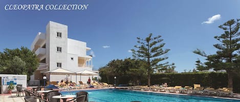 Piscine extérieure, parasols de plage, chaises longues