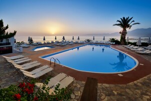 2 室外游泳池，池畔遮阳伞，日光浴躺椅