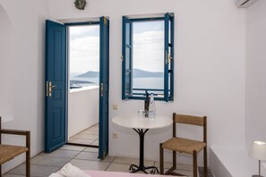 Suite (Number 5) | In-room safe, individually decorated, individually furnished, bed sheets - Santorini Reflexions Volcano (Santorini)
