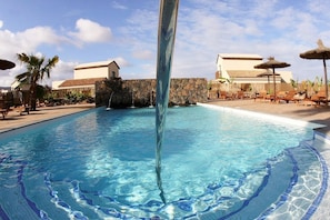 Outdoor pool - Hotel Boutique Casa Vieja (La Oliva)