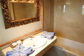 Chuveiro/banheira combinados, ducha de hidromassagem, secador de cabelo