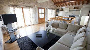 Hus (The Small House) | Opholdsområde | Fladskærms-tv, computer