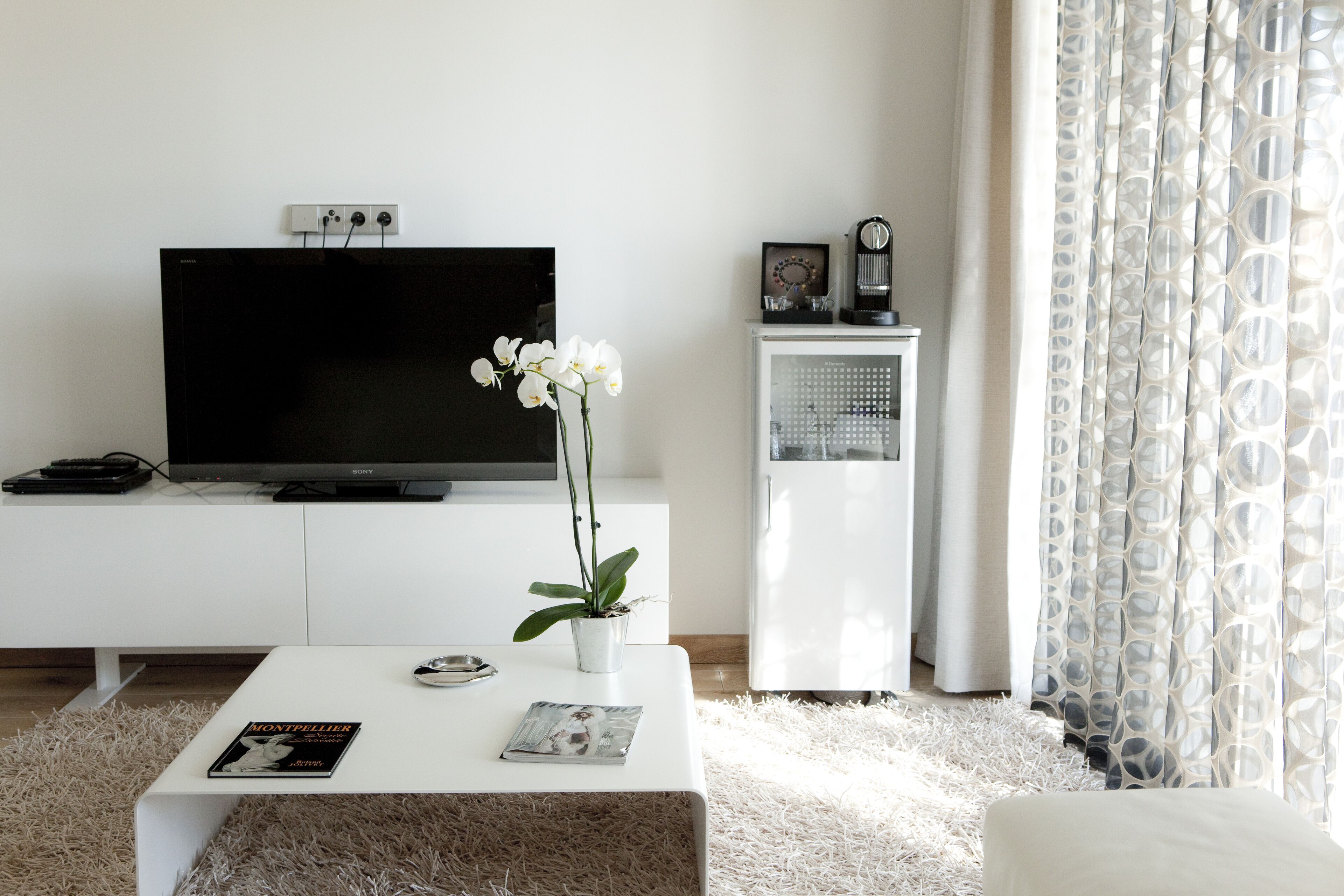 junior suite | living area | flat-screen tv, computer