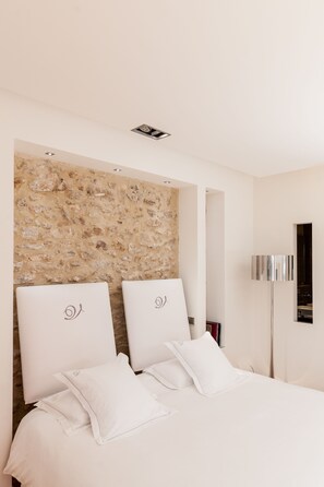 Habitación Deluxe | Ropa de cama de alta calidad y caja de seguridad en la habitación 