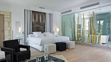 Junior suite | Luxe beddengoed, een kluis op de kamer, individueel gemeubileerd