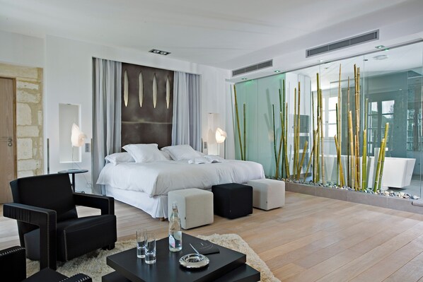 Suite junior | Ropa de cama de alta calidad y caja de seguridad en la habitación 