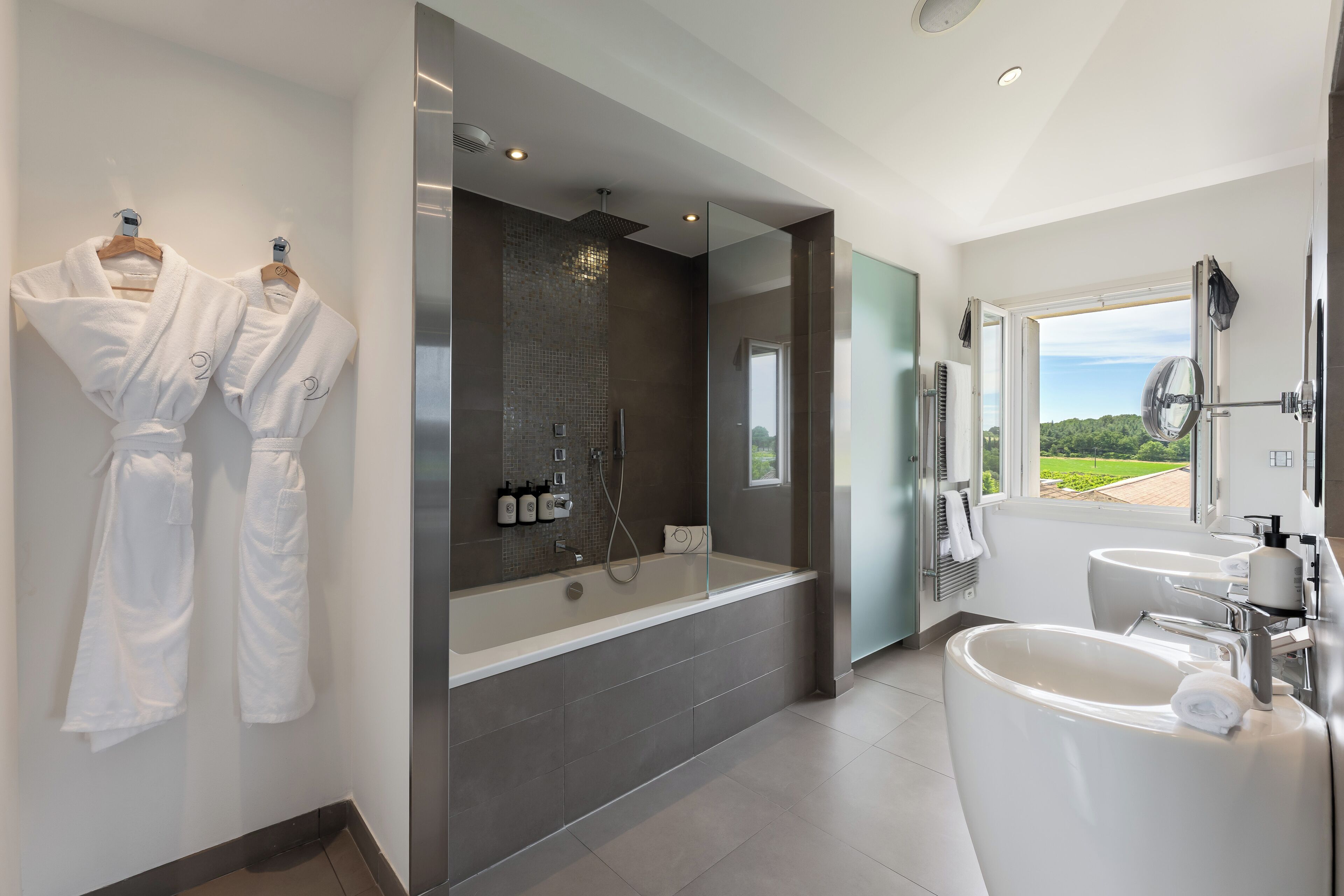 Deluxe Room | Bathroom | Free toiletries, bathrobes, slippers, towels