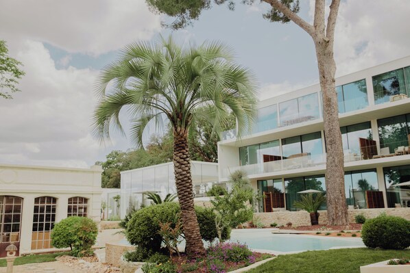 Indoor pool, 2 outdoor pools, pool umbrellas, pool loungers