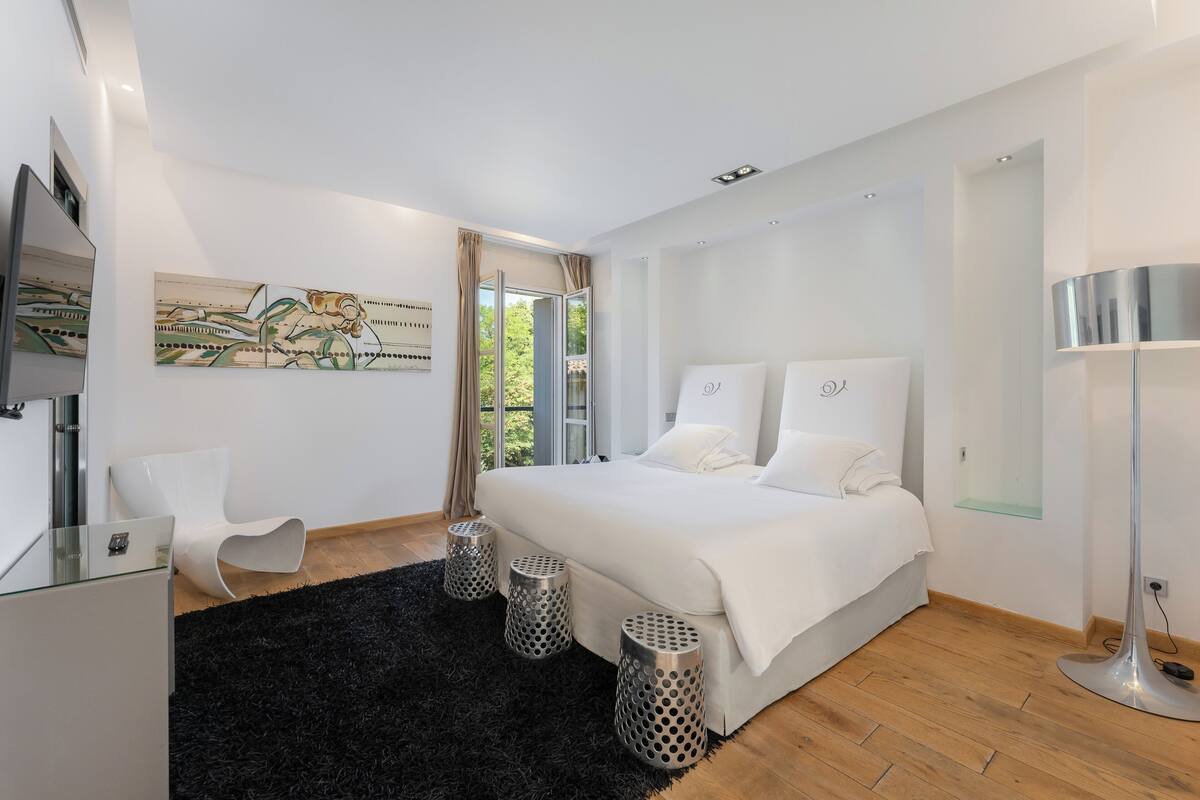 Junior suite | Luxe beddengoed, een kluis op de kamer, een bureau