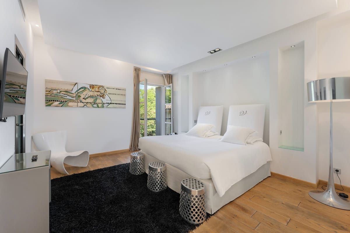 Suite junior | Ropa de cama de alta calidad y caja de seguridad en la habitación