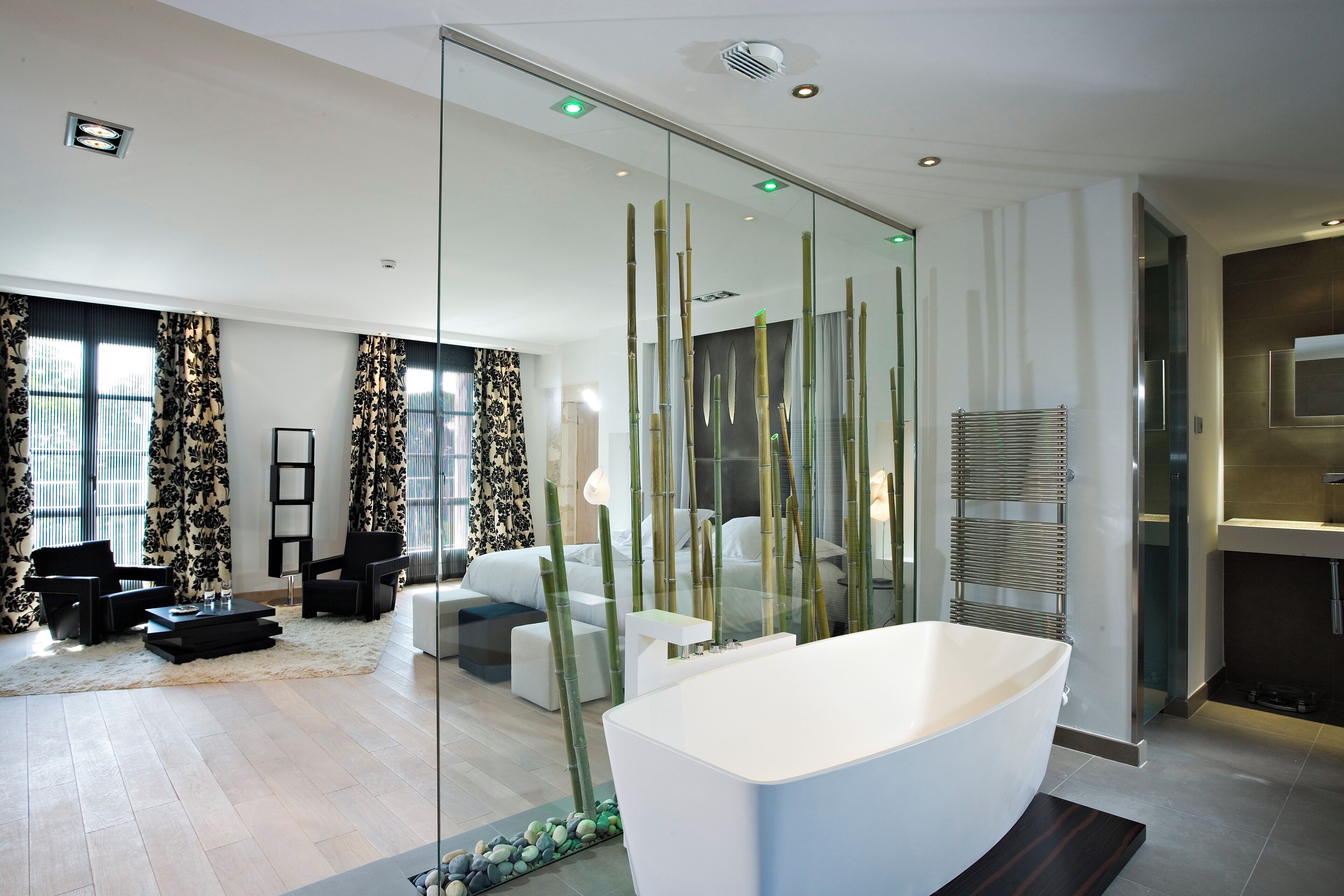 Junior Suite | Bathroom | Free toiletries, bathrobes, slippers, towels