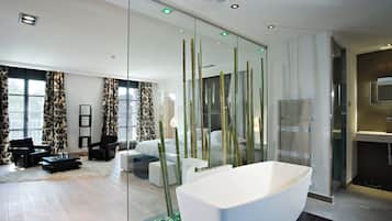 Junior Suite | Bathroom | Free toiletries, bathrobes, slippers, towels