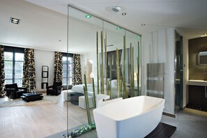 Junior Suite | Bathroom | Free toiletries, bathrobes, slippers, towels