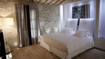 Ropa de cama de alta calidad y caja de seguridad en la habitaciĂłn