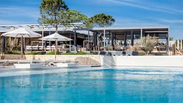 Una piscina techada, 2 piscinas al aire libre, sombrillas