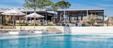 Piscine couverte, 2 piscines extérieures, parasols de plage