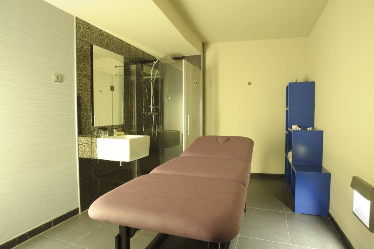 sauna, turkish bath/hammam, body scrubs, 2 treatment rooms