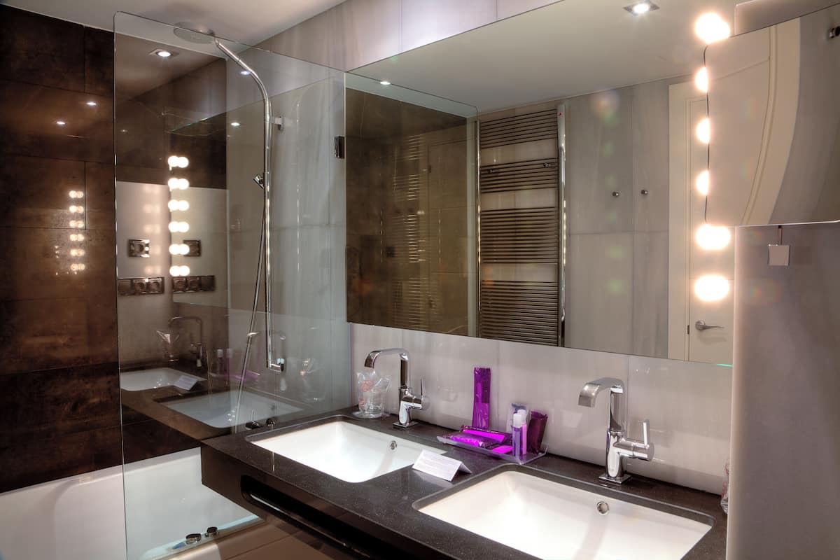 comfort double room | bathroom | combined shower/bathtub, free toiletries, hair dryer, slippers