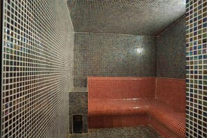 Sauna, hammam, gommages corporels, 2 salles de soins