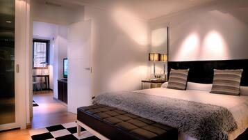 Exclusieve suite | Een minibar, een kluis op de kamer, een bureau, geluiddichte muren