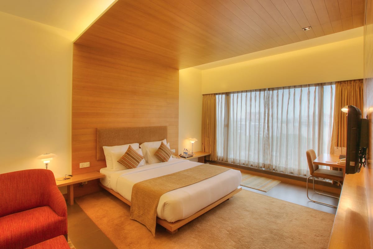 DELUXE AMBIENT | Bathroom | Shower, free toiletries, hair dryer, towels