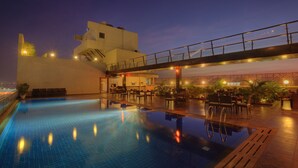 Piscine extérieure, chaises longues