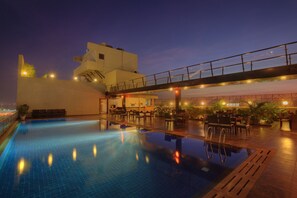 Piscina externa, espreguiçadeiras