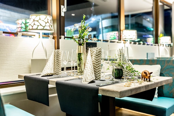 Se sirven cenas y cocina internacional; con vista al jardín