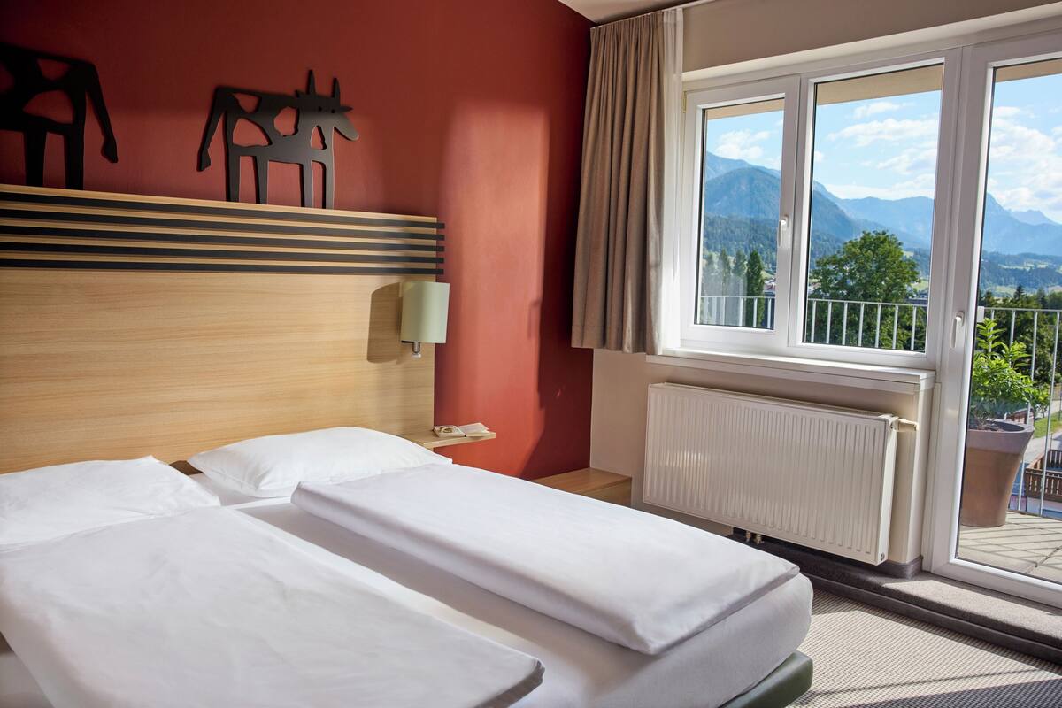 Premium bedding, in-room safe, desk, laptop workspace