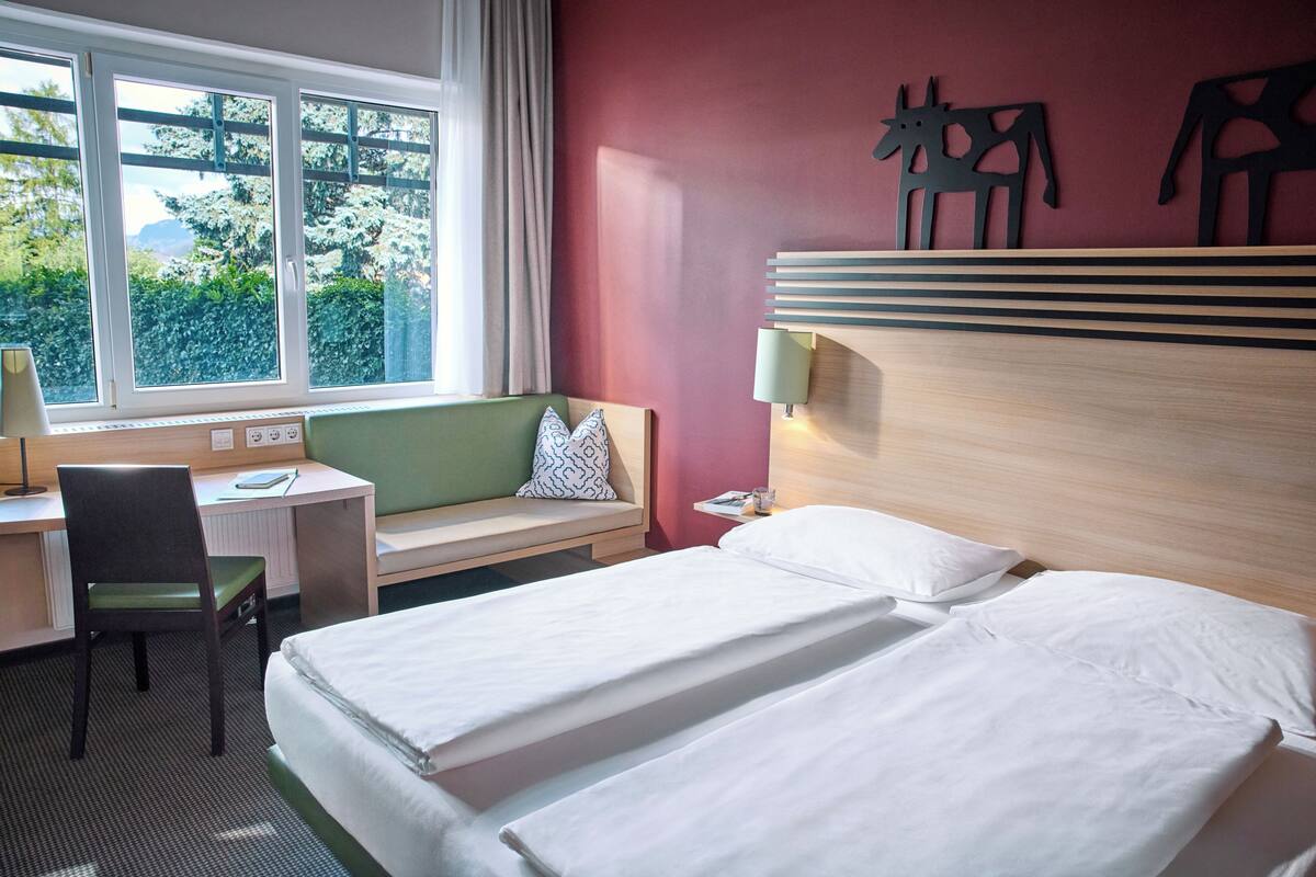 Premium bedding, in-room safe, desk, laptop workspace