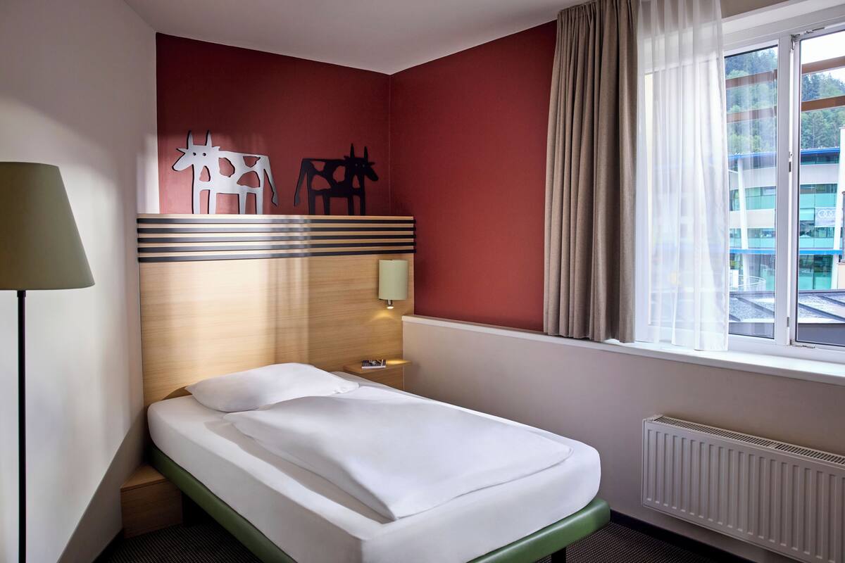 Premium bedding, in-room safe, desk, laptop workspace