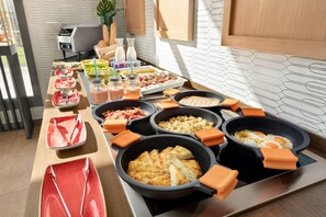 Daily buffet breakfast (EUR 13 per person) - Ramada by Wyndham Madrid Getafe (Getafe)