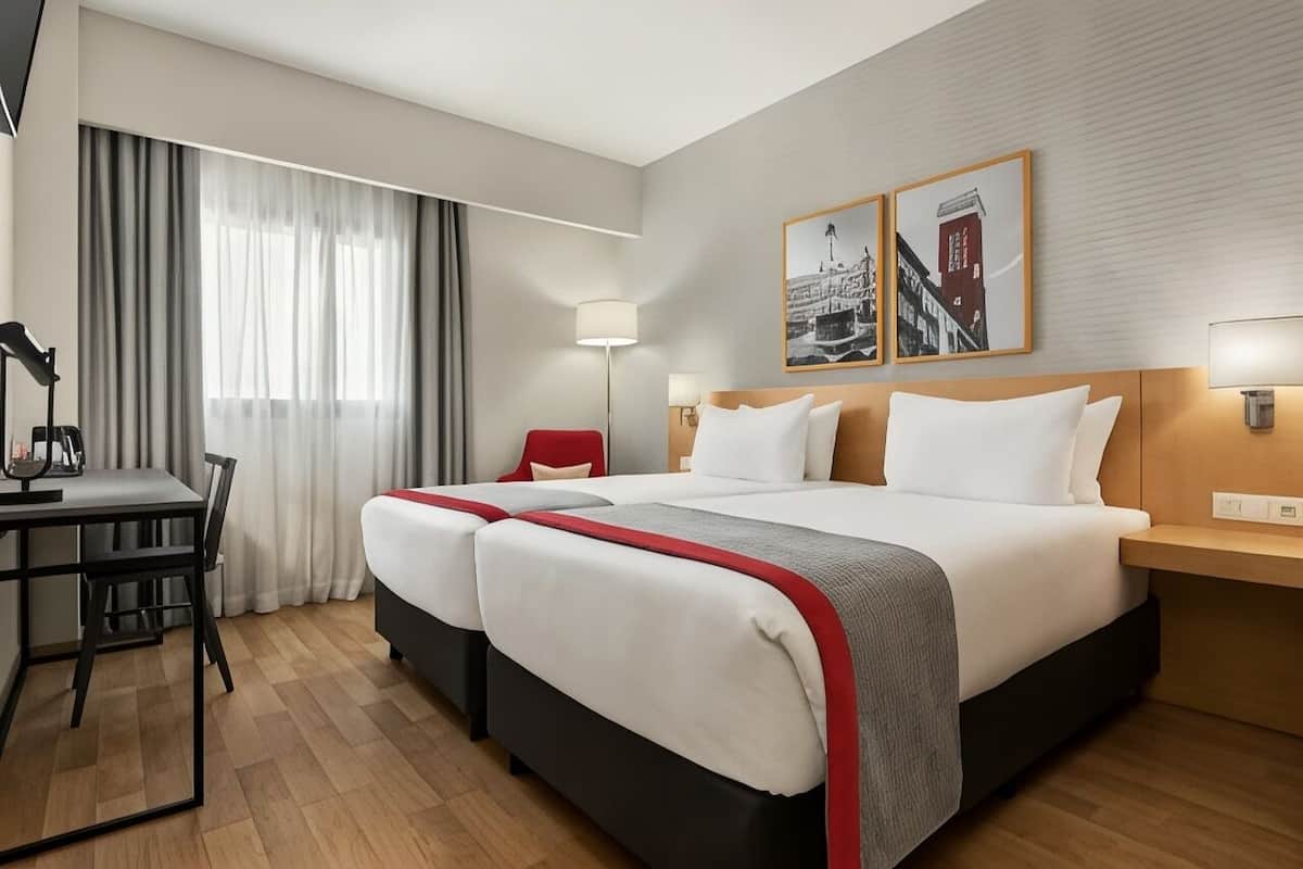 Edredón, minibar, caja de seguridad en la habitación y escritorio
