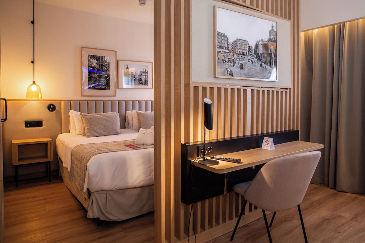 Quarto superior, 1 cama de casal, para não fumantes | Edredons de pluma, frigobar, cofres nos quartos, escrivaninha