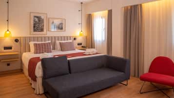 Superior kamer, 1 tweepersoonsbed, niet-roken | Donzen dekbedden, een minibar, een kluis op de kamer, een bureau