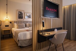Cubrecamas, minibar, caja de seguridad en la habitación y escritorio 