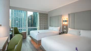 Premium-sengetøj, pengeskab på værelset, skrivebord