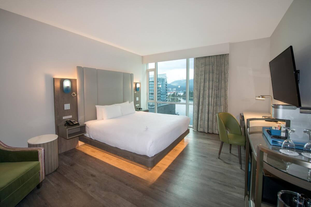 Premium Room, 1 King Bed | Premium bedding, in-room safe, desk, blackout curtains